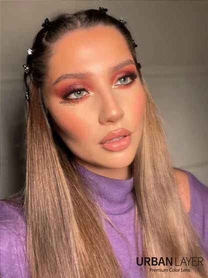 Descubre el arte en tu mirada con Gogh N Gray. Un gris profundo y elegante que ilumina tus ojos con un efecto artístico, natural y cautivador. Perfecto para looks diarios o sesiones creativas.