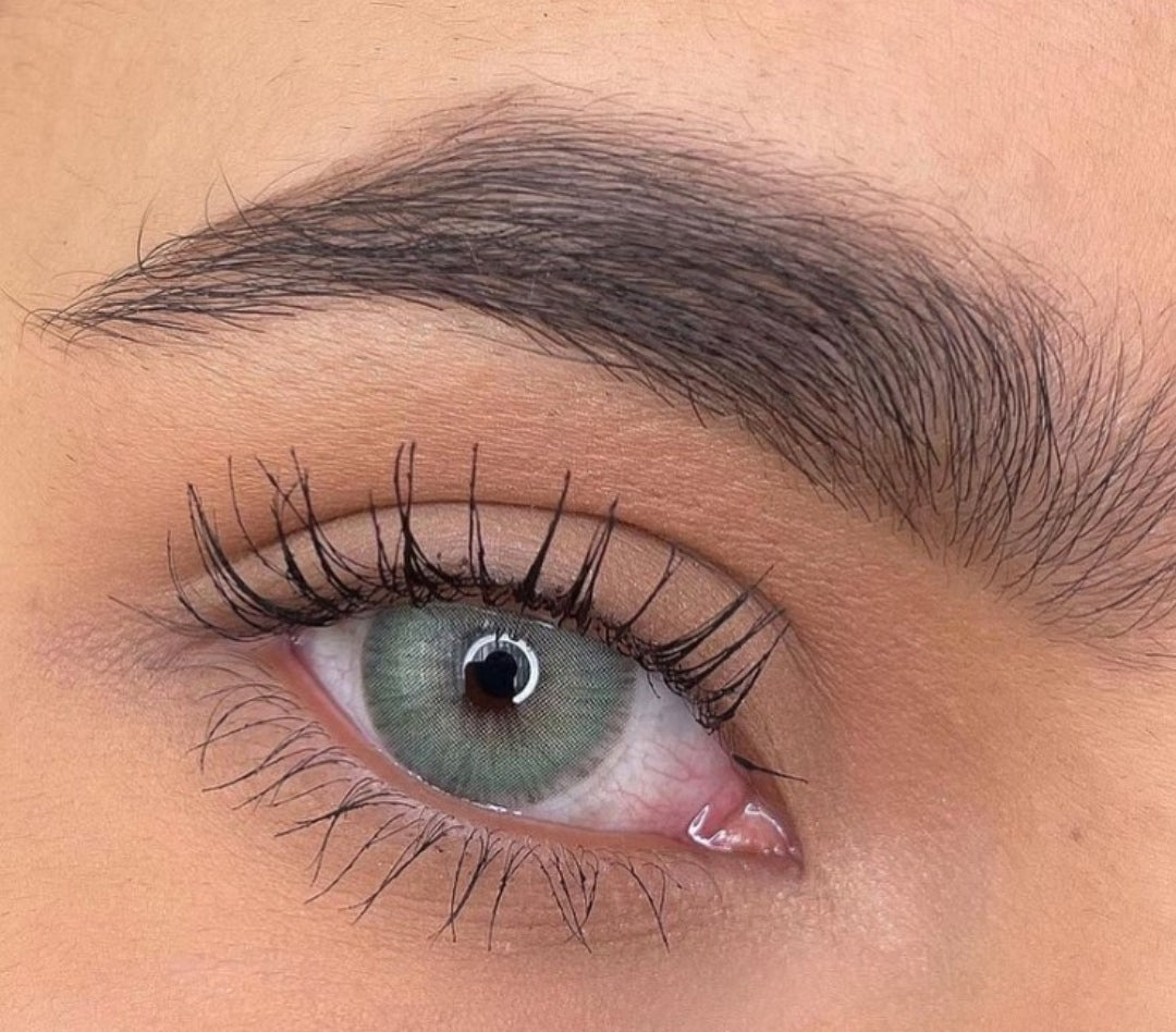 Descubre el arte en tu mirada con Gogh N Gray. Un gris profundo y elegante que ilumina tus ojos con un efecto artístico, natural y cautivador. Perfecto para looks diarios o sesiones creativas.
